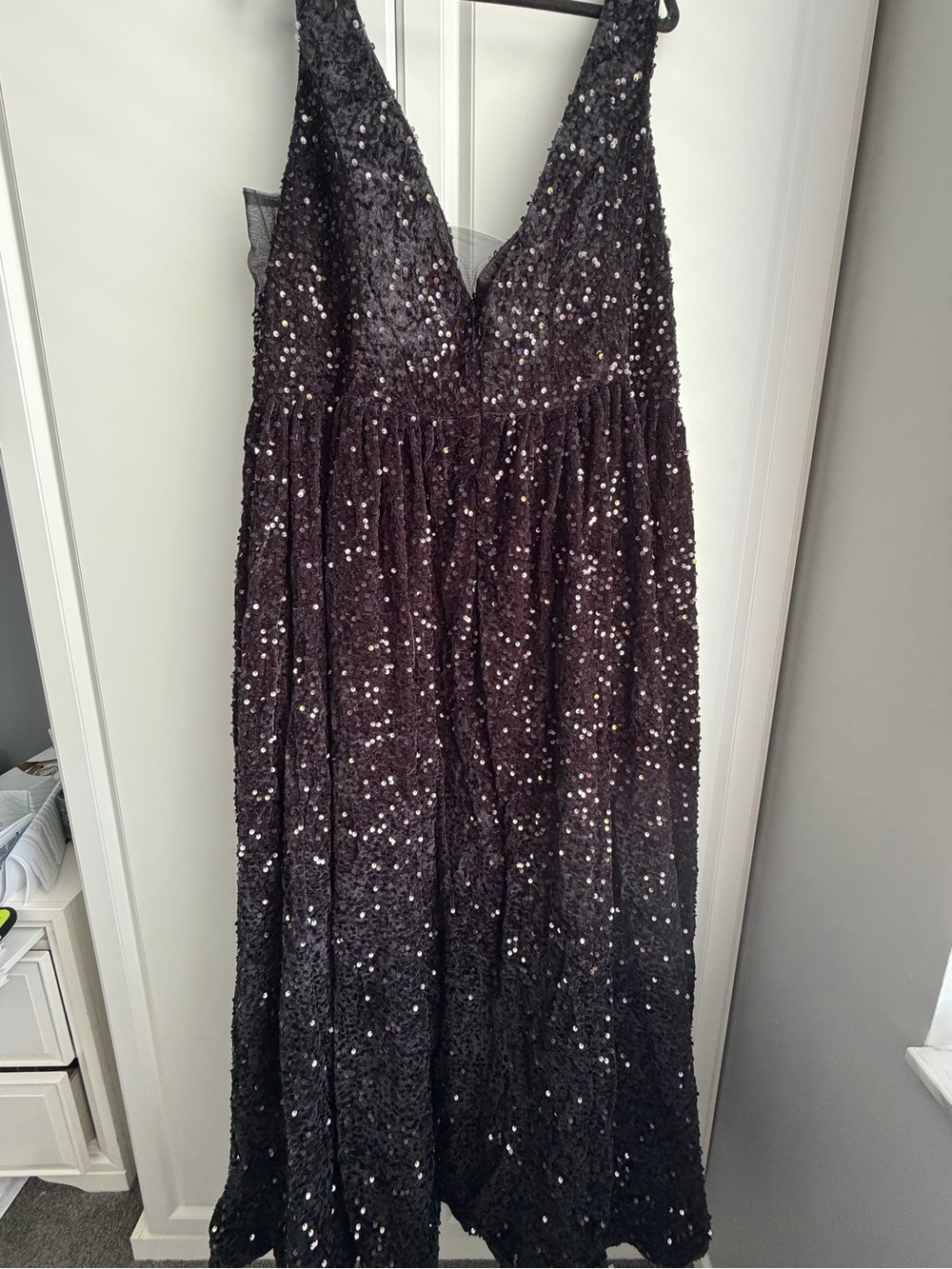 Elegant Black Sequin V-Neck Evening Dress